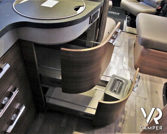 Camper nuovo semintegrale con letto matrimoniale, doppio pavimento, 4 posti letto, patente B. Su motore Mercedes-Benz 177 CV. In vendita da Italia VR