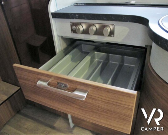 Camper nuovo semintegrale con letto matrimoniale, doppio pavimento, 4 posti letto, patente B. Su motore Mercedes-Benz 177 CV. In vendita da Italia VR