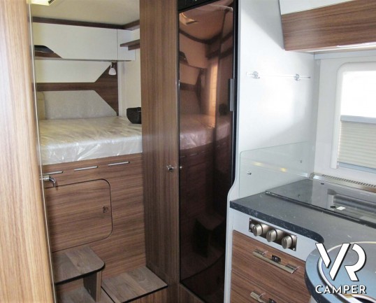 Camper nuovo semintegrale con letto matrimoniale, doppio pavimento, 4 posti letto, patente B. Su motore Mercedes-Benz 177 CV. In vendita da Italia VR