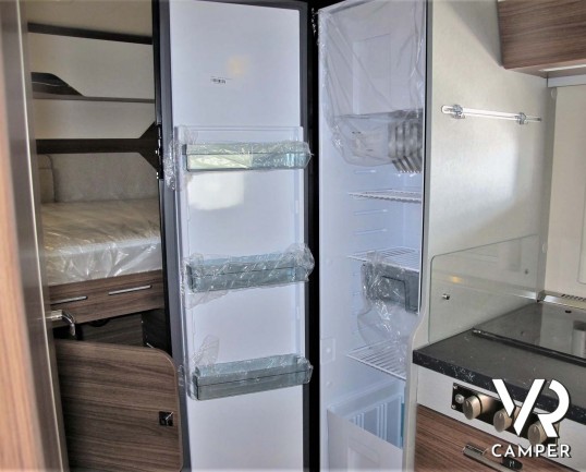 Camper nuovo semintegrale con letto matrimoniale, doppio pavimento, 4 posti letto, patente B. Su motore Mercedes-Benz 177 CV. In vendita da Italia VR