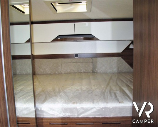 Camper nuovo semintegrale con letto matrimoniale, doppio pavimento, 4 posti letto, patente B. Su motore Mercedes-Benz 177 CV. In vendita da Italia VR