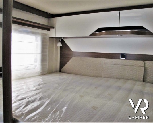 Camper nuovo semintegrale con letto matrimoniale, doppio pavimento, 4 posti letto, patente B. Su motore Mercedes-Benz 177 CV. In vendita da Italia VR
