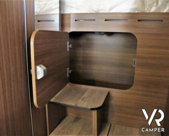 Camper nuovo semintegrale con letto matrimoniale, doppio pavimento, 4 posti letto, patente B. Su motore Mercedes-Benz 177 CV. In vendita da Italia VR