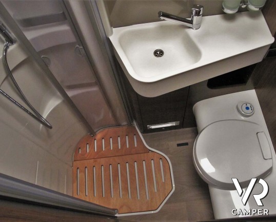 Camper nuovo semintegrale con letto matrimoniale, doppio pavimento, 4 posti letto, patente B. Su motore Mercedes-Benz 177 CV. In vendita da Italia VR