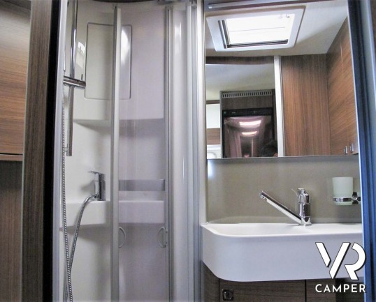 Camper nuovo semintegrale con letto matrimoniale, doppio pavimento, 4 posti letto, patente B. Su motore Mercedes-Benz 177 CV. In vendita da Italia VR