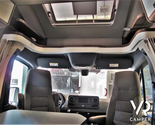 Camper nuovo semintegrale con letto matrimoniale, doppio pavimento, 4 posti letto, patente B. Su motore Mercedes-Benz 177 CV. In vendita da Italia VR