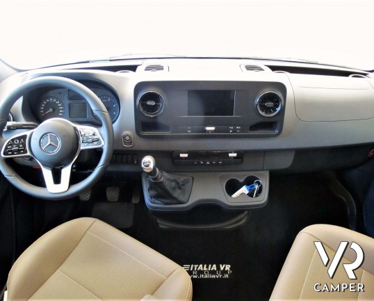 Camper nuovo semintegrale con letto matrimoniale, doppio pavimento, 4 posti letto, patente B. Su motore Mercedes-Benz 177 CV. In vendita da Italia VR