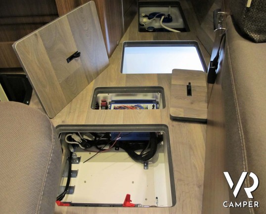 Camper nuovo semintegrale con letto matrimoniale, doppio pavimento, 4 posti letto, patente B. Su motore Mercedes-Benz 177 CV. In vendita da Italia VR