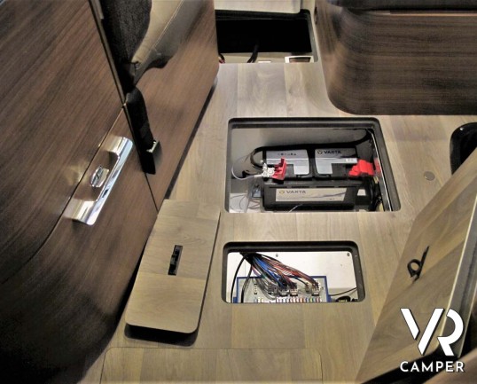 Camper nuovo semintegrale con letto matrimoniale, doppio pavimento, 4 posti letto, patente B. Su motore Mercedes-Benz 177 CV. In vendita da Italia VR
