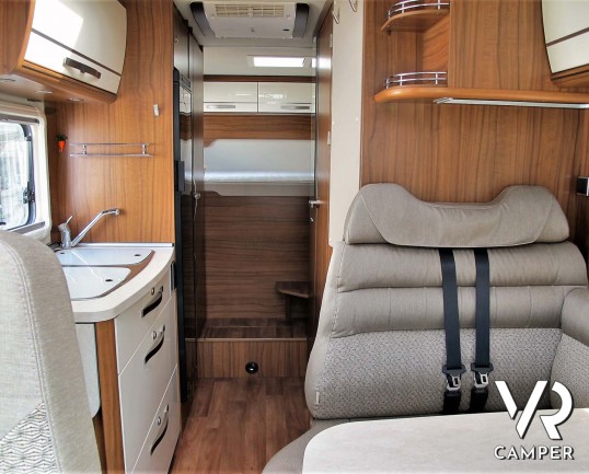 Hymer ML-T 560: camper recente con 3 posti letto, dotato di condizionatore, antenna satellitare, sospensioni ad aria, serbatoio carburante maggiorato.
