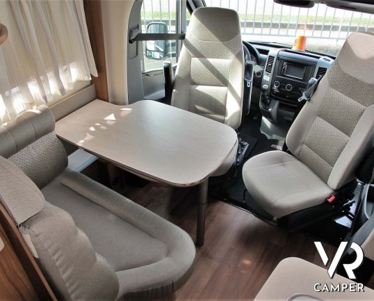 Hymer ML-T 560: camper recente con 3 posti letto, dotato di condizionatore, antenna satellitare, sospensioni ad aria, serbatoio carburante maggiorato.