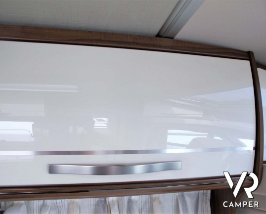 Hymer ML-T 560: camper recente con 3 posti letto, dotato di condizionatore, antenna satellitare, sospensioni ad aria, serbatoio carburante maggiorato.