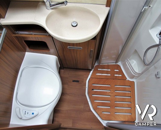 Hymer ML-T 560: camper recente con 3 posti letto, dotato di condizionatore, antenna satellitare, sospensioni ad aria, serbatoio carburante maggiorato.