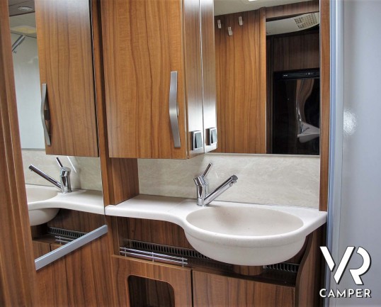 Hymer ML-T 560: camper recente con 3 posti letto, dotato di condizionatore, antenna satellitare, sospensioni ad aria, serbatoio carburante maggiorato.