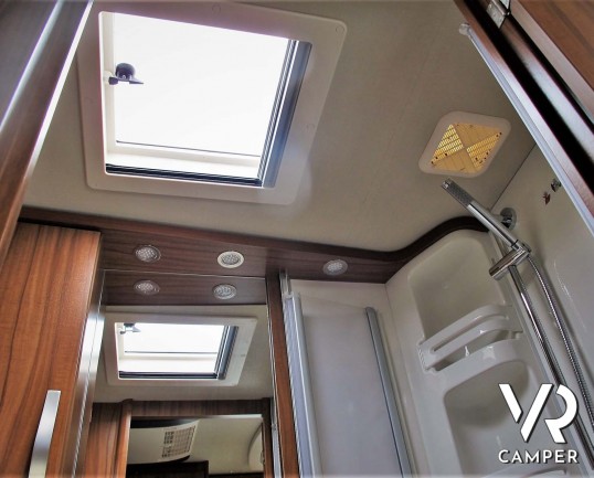 Hymer ML-T 560: camper recente con 3 posti letto, dotato di condizionatore, antenna satellitare, sospensioni ad aria, serbatoio carburante maggiorato.