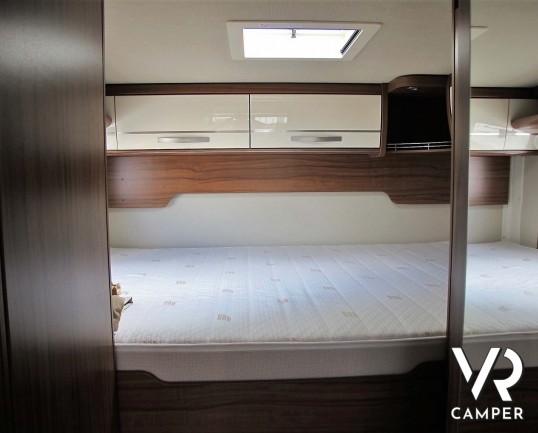 Hymer ML-T 560: camper recente con 3 posti letto, dotato di condizionatore, antenna satellitare, sospensioni ad aria, serbatoio carburante maggiorato.