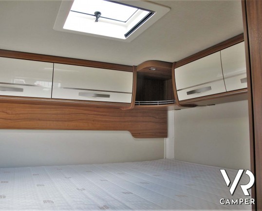 Hymer ML-T 560: camper recente con 3 posti letto, dotato di condizionatore, antenna satellitare, sospensioni ad aria, serbatoio carburante maggiorato.