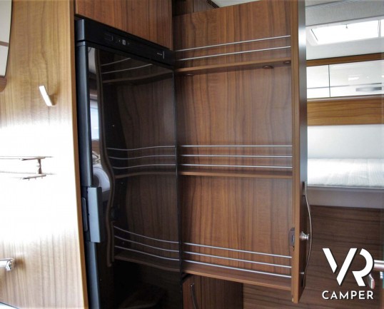 Hymer ML-T 560: camper recente con 3 posti letto, dotato di condizionatore, antenna satellitare, sospensioni ad aria, serbatoio carburante maggiorato.