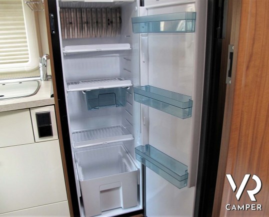 Hymer ML-T 560: camper recente con 3 posti letto, dotato di condizionatore, antenna satellitare, sospensioni ad aria, serbatoio carburante maggiorato.