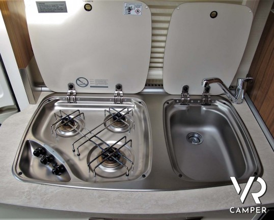 Hymer ML-T 560: camper recente con 3 posti letto, dotato di condizionatore, antenna satellitare, sospensioni ad aria, serbatoio carburante maggiorato.