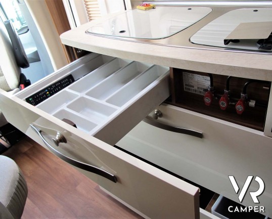 Hymer ML-T 560: camper recente con 3 posti letto, dotato di condizionatore, antenna satellitare, sospensioni ad aria, serbatoio carburante maggiorato.