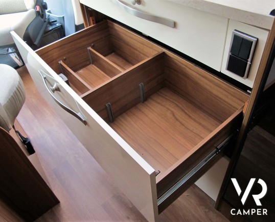 Hymer ML-T 560: camper recente con 3 posti letto, dotato di condizionatore, antenna satellitare, sospensioni ad aria, serbatoio carburante maggiorato.