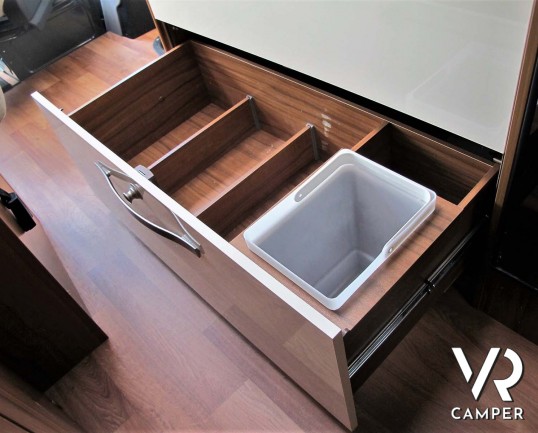 Hymer ML-T 560: camper recente con 3 posti letto, dotato di condizionatore, antenna satellitare, sospensioni ad aria, serbatoio carburante maggiorato.