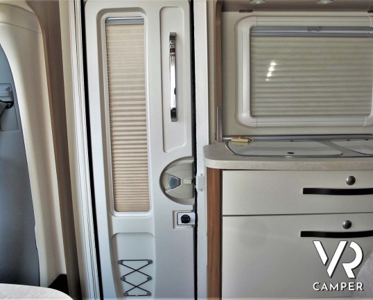 Hymer ML-T 560: camper recente con 3 posti letto, dotato di condizionatore, antenna satellitare, sospensioni ad aria, serbatoio carburante maggiorato.