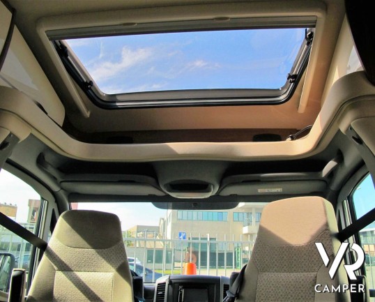 Hymer ML-T 560: camper recente con 3 posti letto, dotato di condizionatore, antenna satellitare, sospensioni ad aria, serbatoio carburante maggiorato.