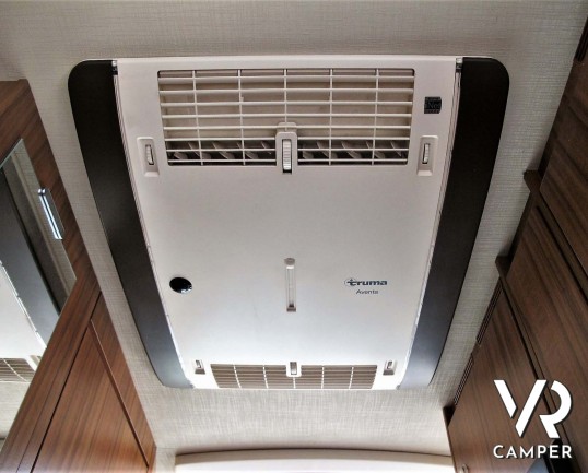 Hymer ML-T 560: camper recente con 3 posti letto, dotato di condizionatore, antenna satellitare, sospensioni ad aria, serbatoio carburante maggiorato.