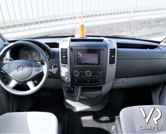 Hymer ML-T 560: camper recente con 3 posti letto, dotato di condizionatore, antenna satellitare, sospensioni ad aria, serbatoio carburante maggiorato.