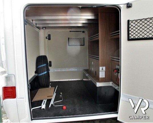 Hymer ML-T 560: camper recente con 3 posti letto, dotato di condizionatore, antenna satellitare, sospensioni ad aria, serbatoio carburante maggiorato.