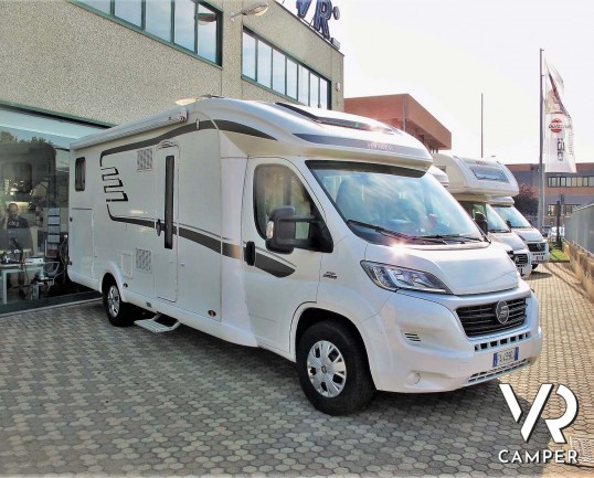 Hymer Tramp 678 CL: camper semintegrale usato con 5 posti omologati, dotato di letti gemelli posteriori e letto basculante.In vendita da Italia VR a T