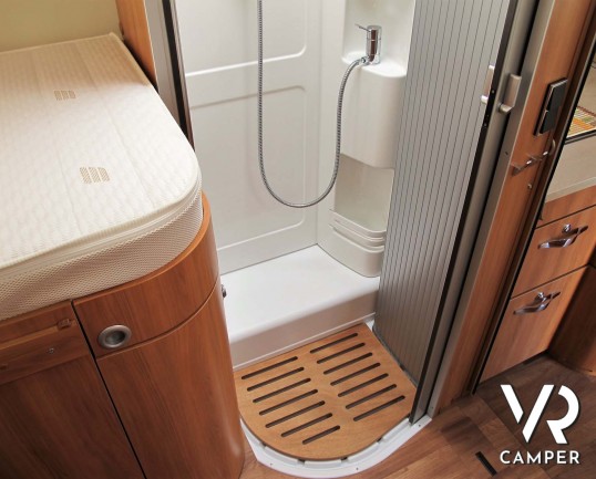 Hymer Tramp 678 CL: camper semintegrale usato con 5 posti omologati, dotato di letti gemelli posteriori e letto basculante.In vendita da Italia VR a T