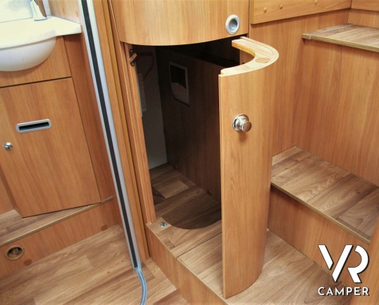 Hymer Tramp 678 CL: camper semintegrale usato con 5 posti omologati, dotato di letti gemelli posteriori e letto basculante.In vendita da Italia VR a T