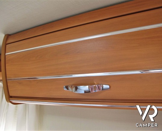 Hymer Tramp 678 CL: camper semintegrale usato con 5 posti omologati, dotato di letti gemelli posteriori e letto basculante.In vendita da Italia VR a T