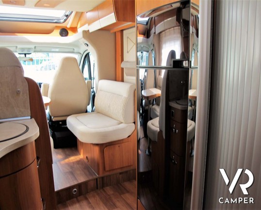 Hymer Tramp 678 CL: camper semintegrale usato con 5 posti omologati, dotato di letti gemelli posteriori e letto basculante.In vendita da Italia VR a T