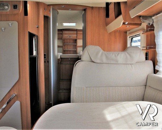 Hymer Tramp 678 CL: camper semintegrale usato con 5 posti omologati, dotato di letti gemelli posteriori e letto basculante.In vendita da Italia VR a T