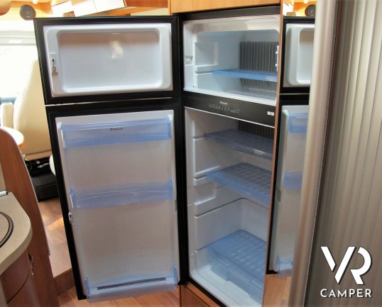 Hymer Tramp 678 CL: camper semintegrale usato con 5 posti omologati, dotato di letti gemelli posteriori e letto basculante.In vendita da Italia VR a T