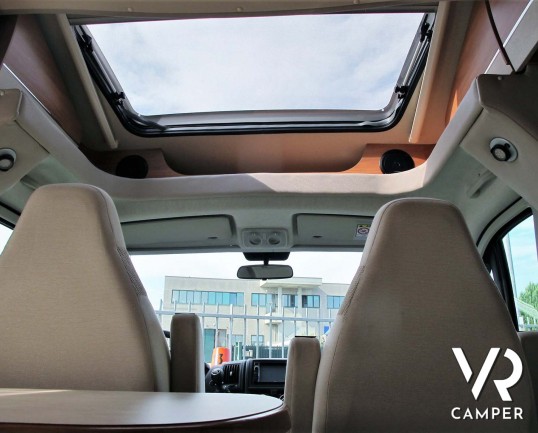 Hymer Tramp 678 CL: camper semintegrale usato con 5 posti omologati, dotato di letti gemelli posteriori e letto basculante.In vendita da Italia VR a T