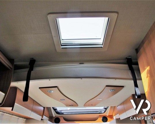 Hymer Tramp 678 CL: camper semintegrale usato con 5 posti omologati, dotato di letti gemelli posteriori e letto basculante.In vendita da Italia VR a T