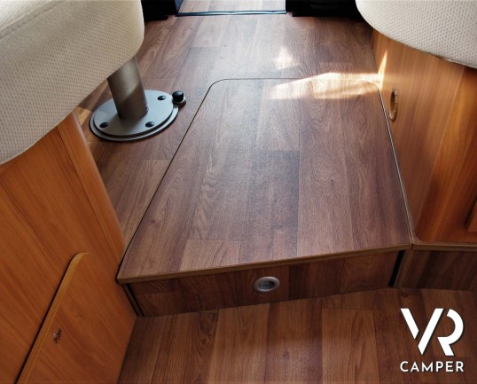 Hymer Tramp 678 CL: camper semintegrale usato con 5 posti omologati, dotato di letti gemelli posteriori e letto basculante.In vendita da Italia VR a T