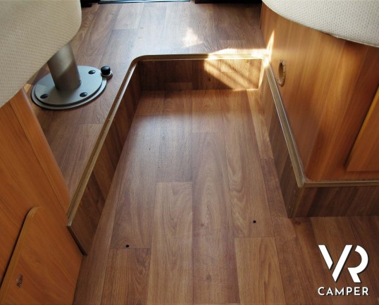 Hymer Tramp 678 CL: camper semintegrale usato con 5 posti omologati, dotato di letti gemelli posteriori e letto basculante.In vendita da Italia VR a T