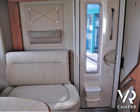 Hymer Tramp 678 CL: camper semintegrale usato con 5 posti omologati, dotato di letti gemelli posteriori e letto basculante.In vendita da Italia VR a T