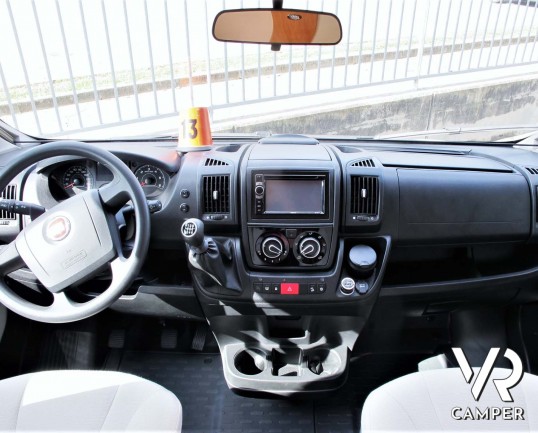 Hymer Tramp 678 CL: camper semintegrale usato con 5 posti omologati, dotato di letti gemelli posteriori e letto basculante.In vendita da Italia VR a T