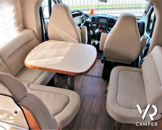 Hymer Tramp 678 CL: camper semintegrale usato con 5 posti omologati, dotato di letti gemelli posteriori e letto basculante.In vendita da Italia VR a T