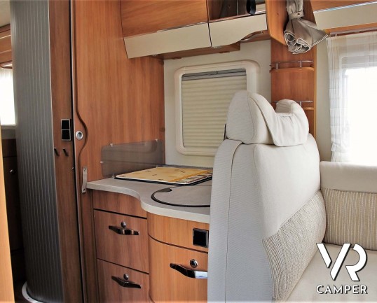 Hymer Tramp 678 CL: camper semintegrale usato con 5 posti omologati, dotato di letti gemelli posteriori e letto basculante.In vendita da Italia VR a T