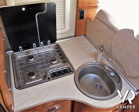 Hymer Tramp 678 CL: camper semintegrale usato con 5 posti omologati, dotato di letti gemelli posteriori e letto basculante.In vendita da Italia VR a T