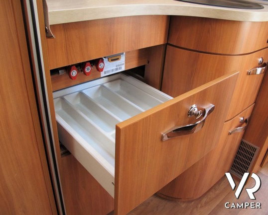 Hymer Tramp 678 CL: camper semintegrale usato con 5 posti omologati, dotato di letti gemelli posteriori e letto basculante.In vendita da Italia VR a T