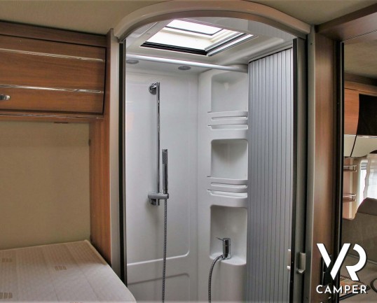 Hymer Tramp 678 CL: camper semintegrale usato con 5 posti omologati, dotato di letti gemelli posteriori e letto basculante.In vendita da Italia VR a T